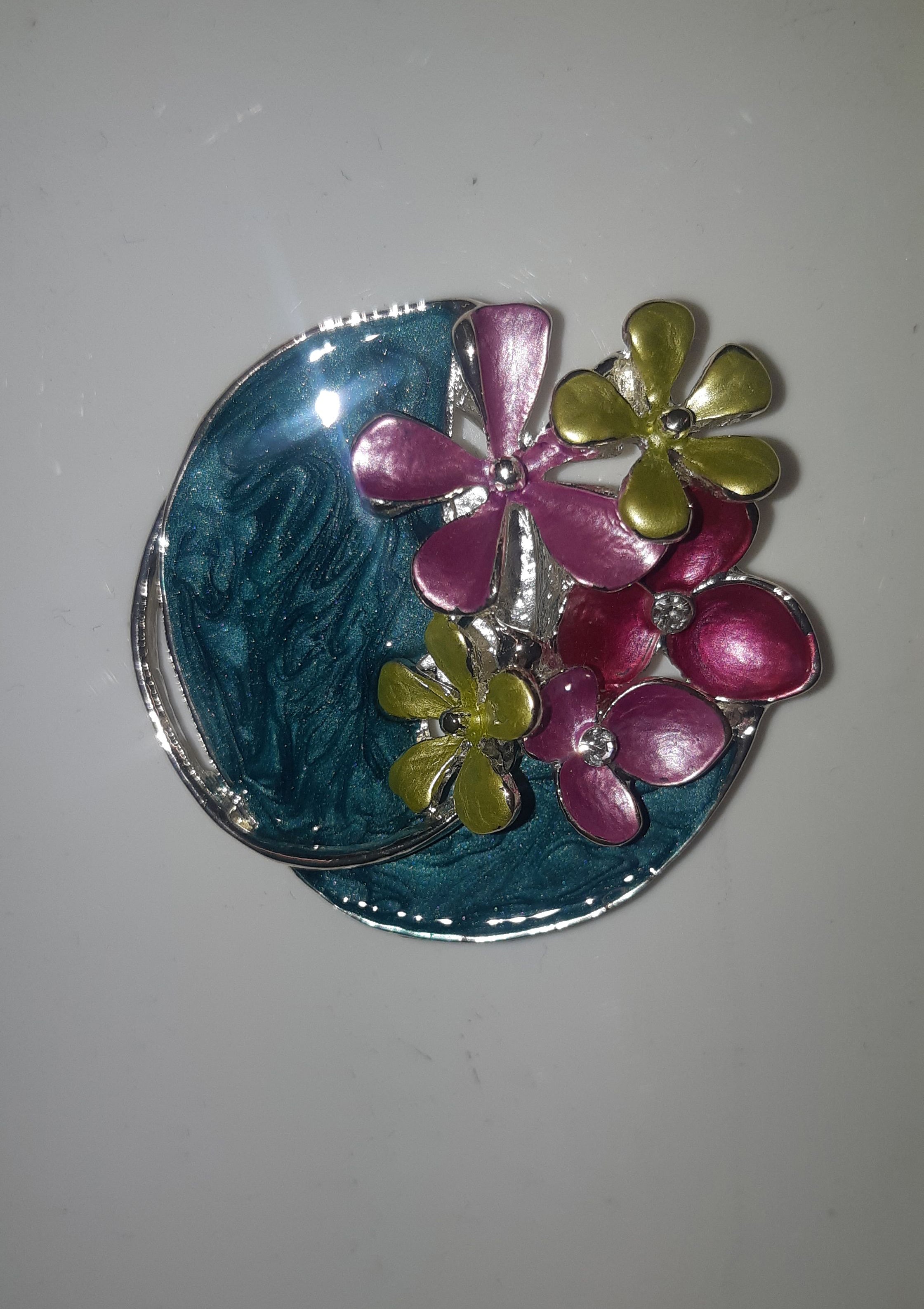 MAGNETIC BROOCH   MISS MILLY
